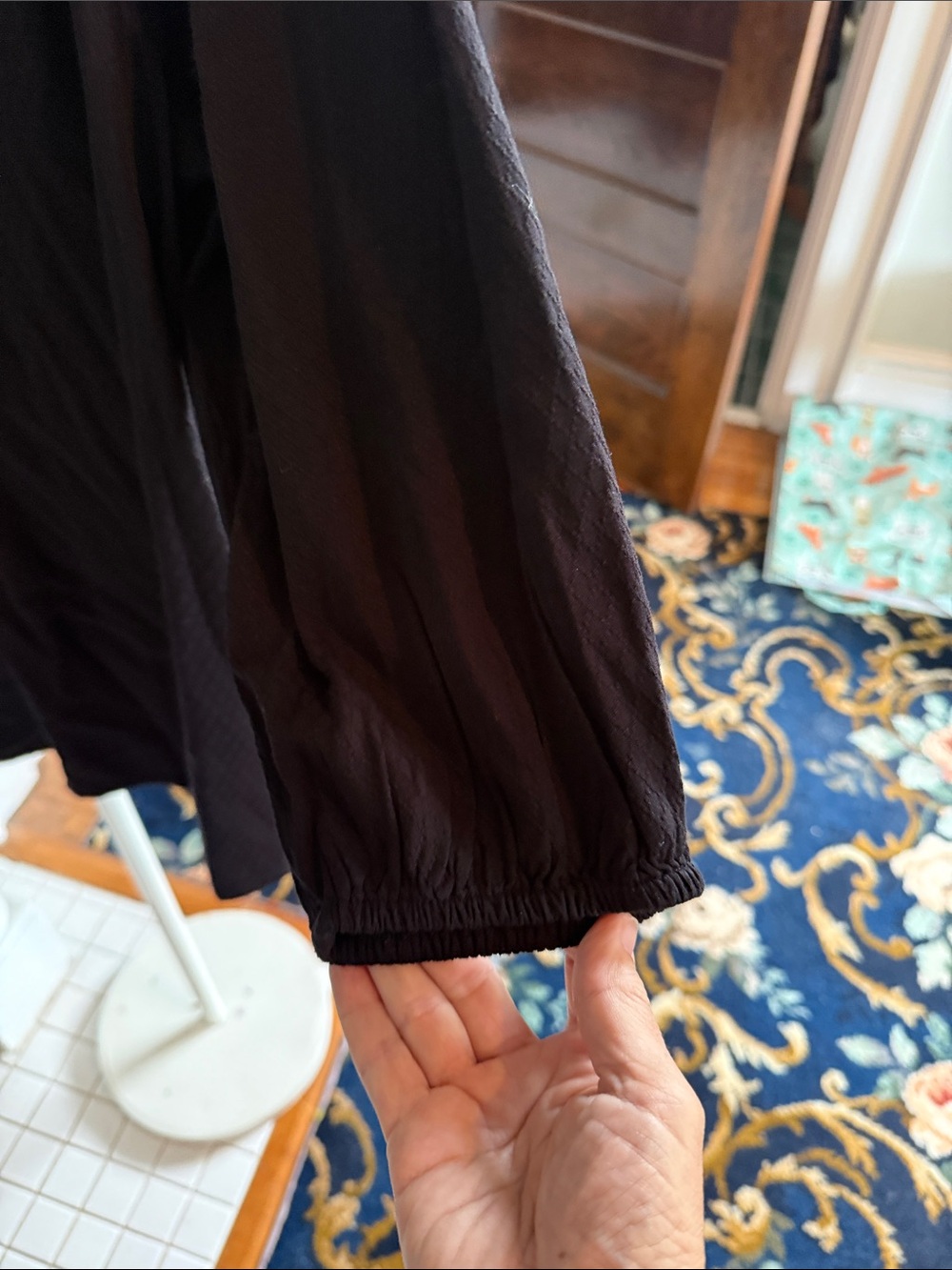 crown & ivy Black Split-V Peasant Blouse- worn twice- great shape 64.50 retail - Picture 6 of 8